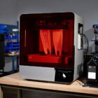 Formlabs Form 4L 3D Drucker mit 5L Resind und Resin Pump auf Schreibtisch