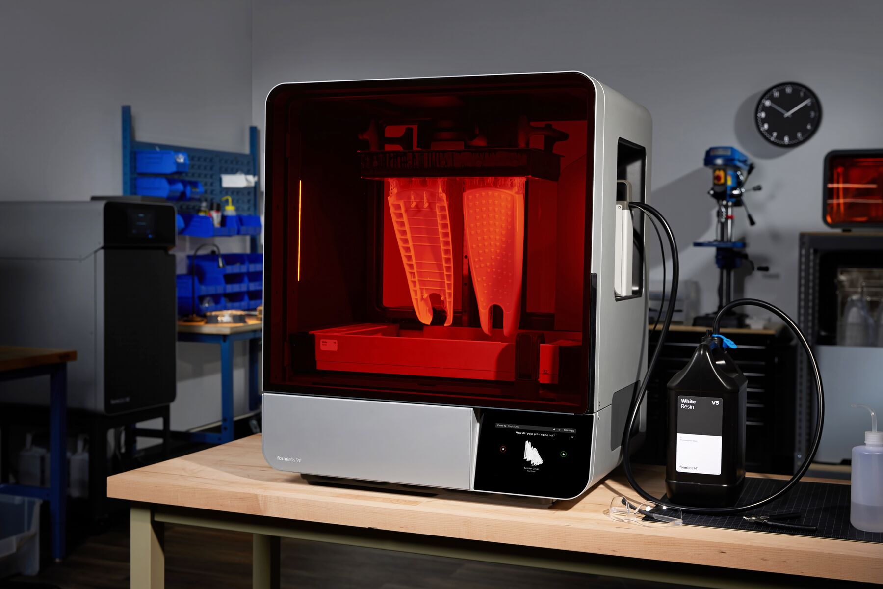 Formlabs Form 4L 3D Drucker mit 5L Resind und Resin Pump auf Schreibtisch